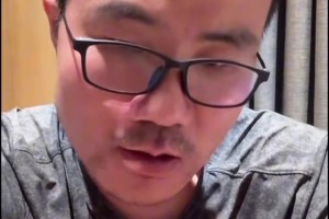 名場面：約基奇遇到大博班秒變“小鳥依人”，“嬌妻”約老師！