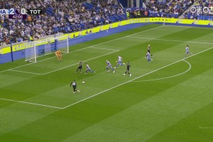 熱刺扳回一球！理查利森倒地掃射擊中門將破門，仍1-2落后布萊頓