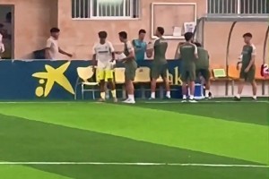 細節(jié)：比賽中場休息時教練單獨對劉凱源開小灶，但劉凱源西語差些