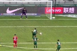 “發(fā)飆”發(fā)飆！實(shí)拍：法比奧點(diǎn)射扳平海港，工體唱響WakaWaka