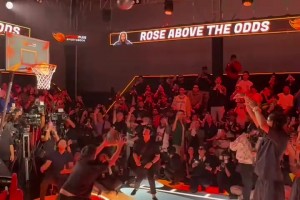 羅斯在菲律賓參加閉眼挑戰(zhàn)，這肌肉記憶還是在線的