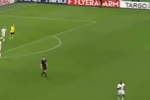 原來是不滿換人！球員暴力解圍，球直接打到助教的換人牌上！