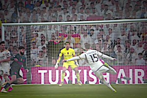 拜仁球迷：人們只記得他被梅西晃倒，卻忘了他在場上的拼盡全力！