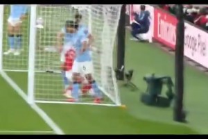 有點(diǎn)壞！蘇維門迪從球網(wǎng)拿球準(zhǔn)備開球，被魯本·迪亞斯一把拽倒