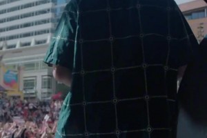 薪火相傳！楊瀚森來到現(xiàn)場(chǎng)與球迷們一起慶祝利拉德回歸開拓者...