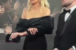 這一身屬實(shí)驚艷全場了！凱莉身著低胸黑色禮裙亮相金球獎(jiǎng)典禮