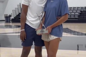 阿德巴約女友阿賈威爾遜獲得第四座WNBA MVP獎(jiǎng)杯！太猛了