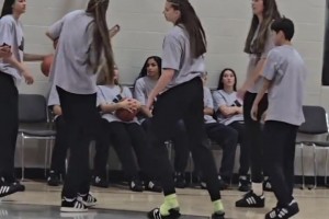 美國女高中生天賦也變態(tài)?。“雮€(gè)手掌超籃網(wǎng)，這身高臂展真嚇人