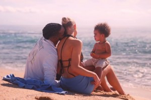 今天成功求婚！拉塞爾此前與女友帶著娃在海邊溫馨度假