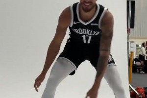 運(yùn)球咋這么別扭呢！小波特身披籃網(wǎng)球衣拍攝定妝照