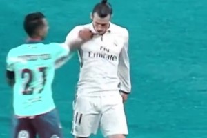 引國安球迷噓聲！實(shí)拍：攻陷工體后海港球迷赤膊上陣宣泄情緒