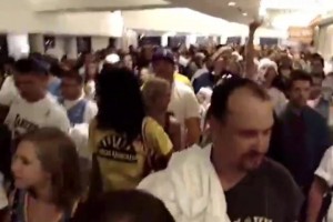 08年季后賽首輪湖人橫掃掘金，掘金主場(chǎng)外球迷高喊MVP！