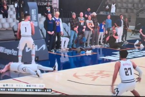 下賽季能否見到？網友曬2K愛德華茲隔扣約基奇 后者倒地不起