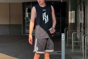 新賽季即將開始，楊瀚森來到球迷商店買點新裝備?