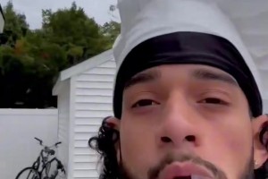 風(fēng)騷依舊！最愛吃的東西是什么？羅德曼指向了旁邊的女友……