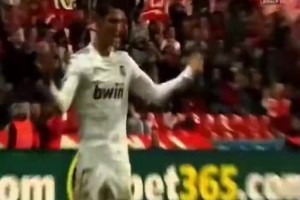 野獸般身體！當(dāng)年C羅被鏟倒后，立刻示意馬競(jìng)球員再上點(diǎn)強(qiáng)度