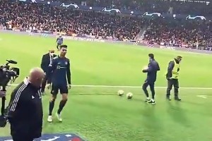 當(dāng)年C羅避免踩到馬競(jìng)隊(duì)徽，球迷反手送一個(gè)中指