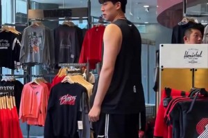 試戴帽子太搞笑！楊瀚森逛開拓者球迷商店：買16號球衣送人？