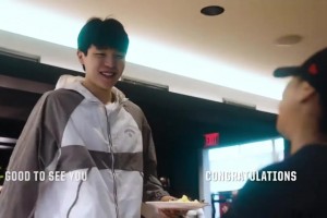 自信大方！楊瀚森抵達(dá)波特蘭紀(jì)錄片，與隊(duì)友&工作人員用英語交流