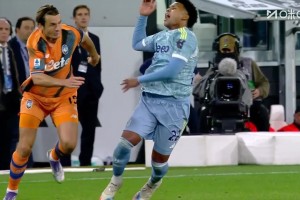 尤文多打一人！德容恩放倒麥肯尼！兩黃變一紅離場！