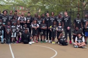 籃網(wǎng)公開訓練后大合照，曾凡博站的這位置不錯哦