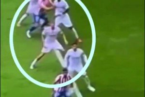 皇馬博主：馬競第一個進球，對楚阿梅尼拉拽犯規(guī)VAR看不到？