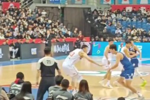 楊瀚森背打把135kg的李炎哲懟飛，網(wǎng)友說這是進(jìn)攻犯規(guī)？