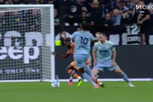 尤文丟球！阿季奇?zhèn)髑虮粩啵√K萊馬納連續(xù)虛晃抽射遠(yuǎn)角破門！