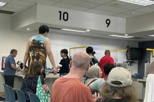 打算開啥車？網(wǎng)友考駕照時(shí)偶遇楊瀚森 女友罕見出鏡