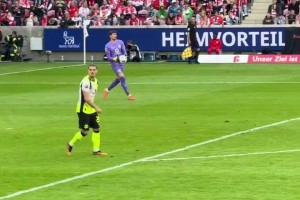 人到球到！現(xiàn)場(chǎng)直拍：科貝爾后場(chǎng)長(zhǎng)傳，阿德耶米加速了！