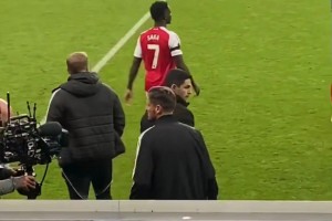 阿森納助教賽后和喬林頓發(fā)生口角，眾人趕緊拉開
