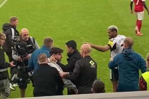 啥情況？賽后阿森納助教和喬林頓發(fā)生沖突，后者指指點點被塔子哥拉走