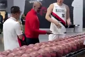 楊瀚森特別熟練地和比盧普斯打招呼，看來英語和社交能力都提升不少