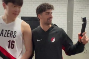 簡(jiǎn)直團(tuán)寵開拓者的隊(duì)友們?cè)诿襟w日與楊瀚森有愛互動(dòng)~~