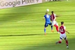 男人對決！當年哈蘭德和薩利巴這對抗也太狠了，腦袋都撞一起了