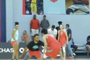 灌輸經(jīng)驗！比盧普斯訓練中對楊瀚森：每節(jié)比賽結(jié)束，并不意味著全場比賽結(jié)束