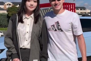 西甲是真養(yǎng)人！阿爾瓦雷斯之前一臉痘，現(xiàn)在和國人合影時太帥啦！