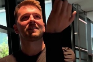 誰才是湖人的轉(zhuǎn)球大師？東契奇居然能無縫換手指轉(zhuǎn)