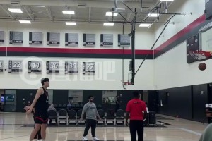 動作標準！楊瀚森隊內(nèi)訓練加練罰球，穩(wěn)穩(wěn)命中