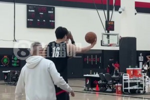 和隊友相處很愉快！楊瀚森干擾隊友罰球，隨后自己也穩(wěn)穩(wěn)罰中！