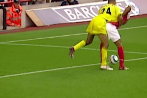 亨利經(jīng)典名場面！無視野預(yù)判腳后跟進(jìn)球???