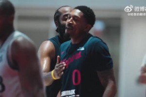 干得漂亮！哈登和比爾訓練中擊掌，并拍拍后者的胸脯