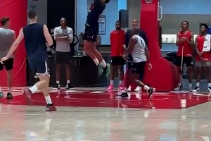 吃餅吃爽了！哈登突破后妙傳底線的科林斯，后者輕松雙手背扣！