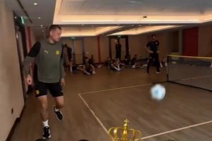 看起來很好玩??！多特的室內(nèi)訓(xùn)練網(wǎng)式足球！贏到最后的是……