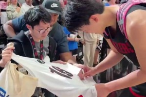 笑死！開拓者球迷日上，楊瀚森背著粉紅色小書包給球迷簽名！