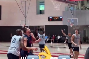 燈泡對(duì)飚！哈登隊(duì)內(nèi)訓(xùn)練三分顏射保羅，保羅立刻三分回應(yīng)！