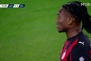 絕佳機會沒進?。∪R奧小禁區(qū)內(nèi)近在咫尺的打門竟打偏了！