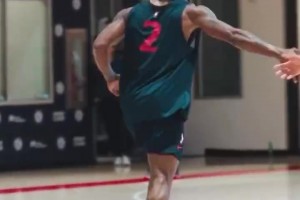 告別場外糾紛！小卡訓(xùn)練中一記漂亮的后仰中投穩(wěn)穩(wěn)命中