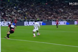 錯失良機！戴維門前絕佳良機射門竟離譜滑倒了！