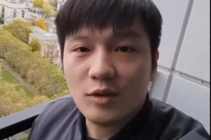 樊振東當(dāng)年和波爾去看多特比賽，路上吃著零食還一口一個謝謝媽媽